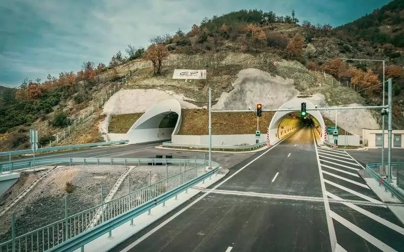 You are currently viewing Bulgaria dă în folosință tunelul rutier care va lega Bulgaria de Grecia, pe autostrada Struma