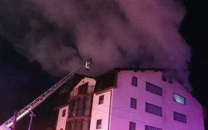 Read more about the article Incendiu la o pensiune din Călimănești. Un bărbat a decedat, mai multe persoane au fost transportate la spital
