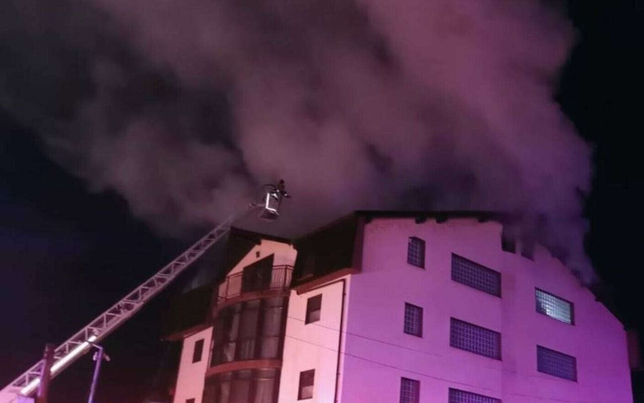 You are currently viewing Incendiu la o pensiune din Călimănești. Un bărbat a decedat, mai multe persoane au fost transportate la spital