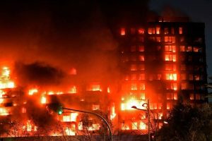 Read more about the article Incendiu de proporții la Valencia. Un bloc de 14 etaje a fost cuprins de flăcări