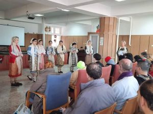 Read more about the article Tineri artiști, elevi ai Liceului de Arte din Târgoviște, au bucurat sufletele unor pacienți de la Spitalul Județean