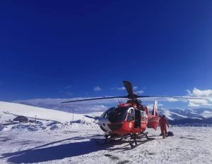 Read more about the article Elicopter SMURD, solicitat de urgență pentru salvarea unui cetățean german accidentat la schi pe Muntele Mic