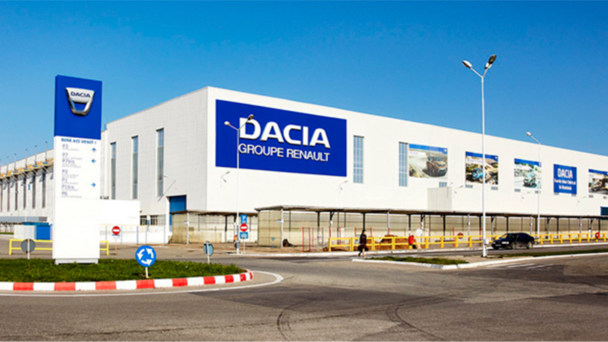You are currently viewing Premierul Marcel Ciolacu vizitează uzina Dacia Mioveni