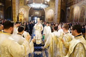 Read more about the article SLUJIRE ARHIEREASCĂ LA CATEDRALA DIN TÂRGOVIȘTE -FIECARE OM A PRIMIT DARURI SPECIFICE PENTRU A ADUCE BUCURIE SEMENILOR ȘI A-ȘI APROFUNDA SENSUL VIEȚII