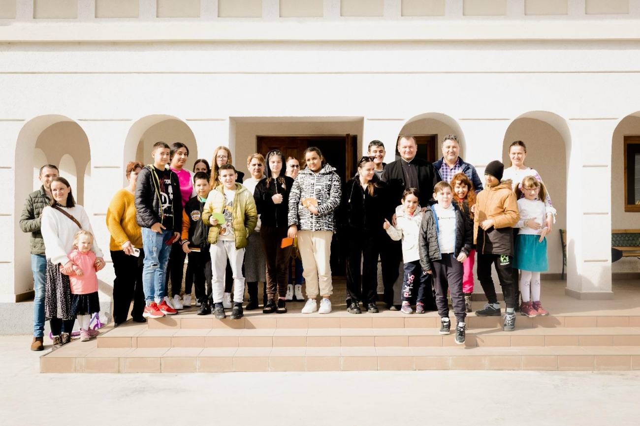 You are currently viewing ACTIVITATE CU TINERII  LA CENTRUL SOCIAL-CULTURAL AL PAROHIEI ”SF. NIFON” DIN TÂRGOVIȘTE