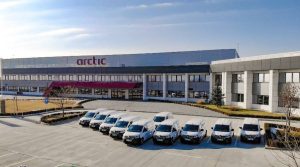 Read more about the article Arctic introduce vehicule utilitare 100% electrice în flota auto destinată rețelei de service-uri