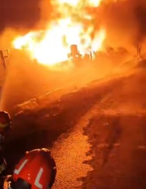 Read more about the article O autocisternă plină cu combustibil arde violent, în judeţul Brăila