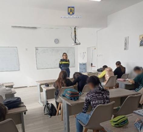 You are currently viewing DÂMBOVIȚA: Sesiuni interactive dedicate tinerilor, organizate de polițiștii de la Biroul Siguranță Școlară
