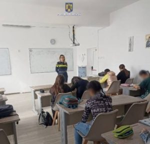 Read more about the article DÂMBOVIȚA: Sesiuni interactive dedicate tinerilor, organizate de polițiștii de la Biroul Siguranță Școlară