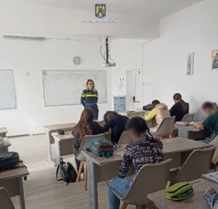 You are currently viewing DÂMBOVIȚA: Sesiuni interactive dedicate tinerilor, organizate de polițiștii de la Biroul Siguranță Școlară