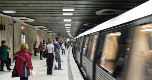 Read more about the article O persoană a murit la stația de metrou Unirii, din București, după ce a căzut pe șinele de tren