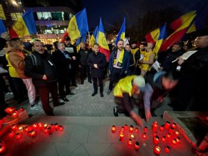 Read more about the article Protest cu lumânări aprinse al membrilor AUR, în fața PSD Dâmbovița