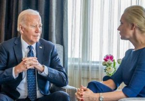 Read more about the article Joe Biden s-a întâlnit cu soţia şi fiica lui Aleksei Navalnîi