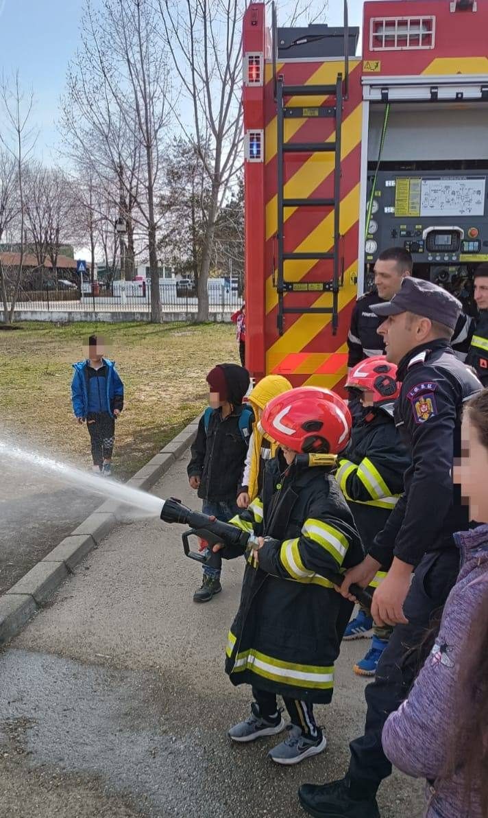 You are currently viewing Pompierii, prezenți în mijlocul elevilor dâmbovițeni, în cadrul Săptămânii Protecției Civile