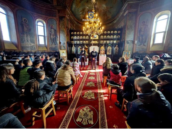 You are currently viewing Biserica, școala și poliția și-au dat mâna, pentru conștientizarea tinerilor din Vulcana Pandele