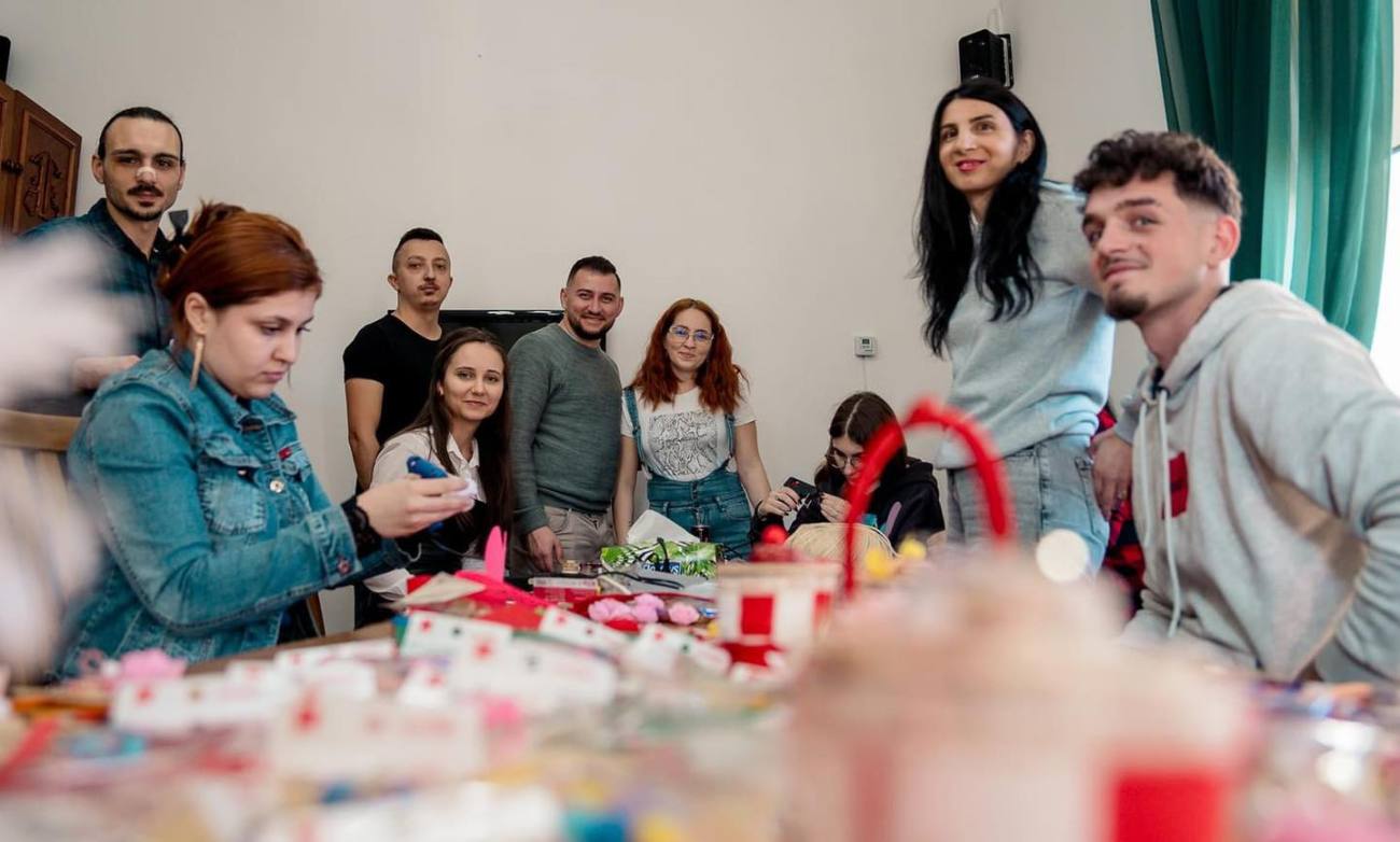 You are currently viewing Mărțișoare pentru educație realizate de tinerii liberali târgovișteni