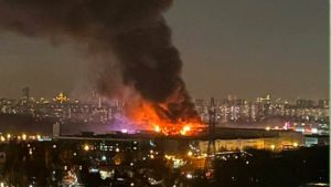 Read more about the article Atac armat la Moscova: 100 de oameni sunt blocați într-o clădire care arde