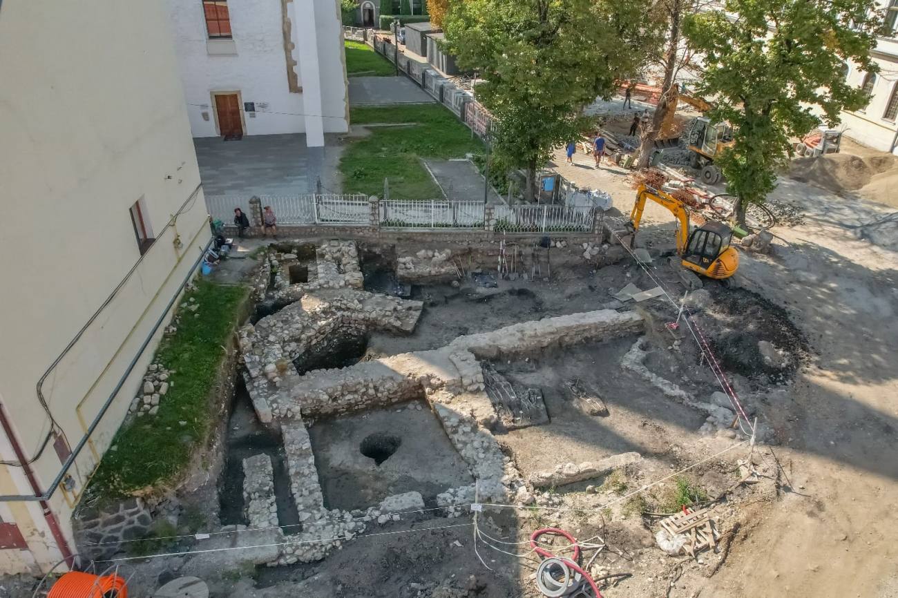 You are currently viewing Peste 300 de monede, descoperite la Turda, în timpul lucrărilor de modernizare a centrului istoric