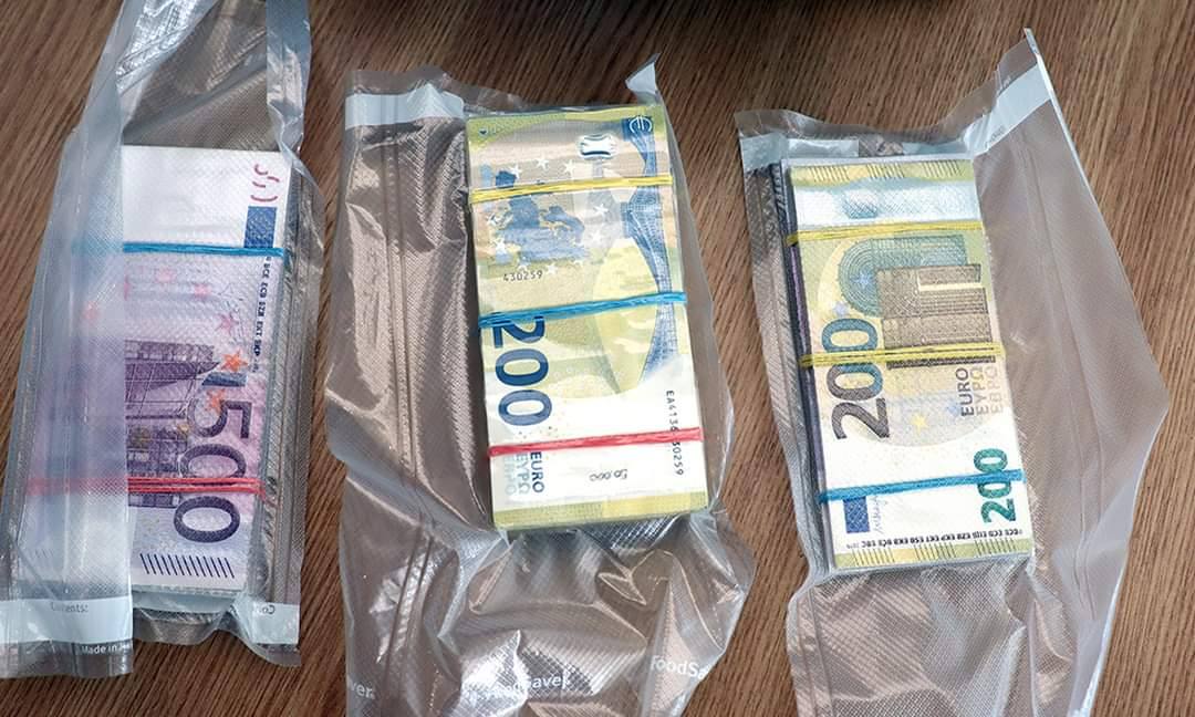 You are currently viewing Peste 200.000 euro descoperiți în bagajul de cală al unui bărbat, la Aeroportul Internațional Henri Coandă