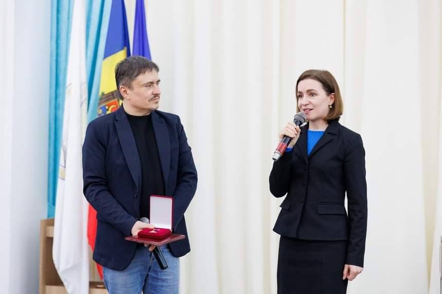 You are currently viewing Regizorul Cristian Mungiu, decorat de Maia Sandu cu „Ordinul de Onoare”