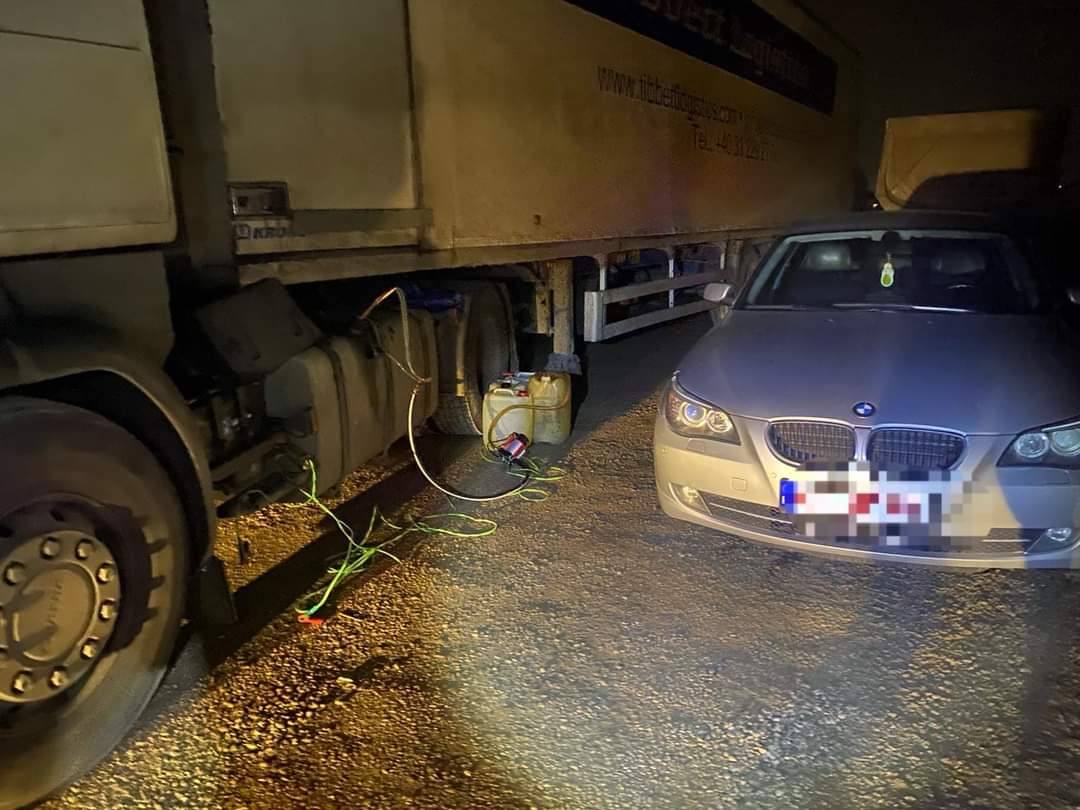 You are currently viewing Persoane surprinse în timp ce scoteau motorină din rezervorul unui autocamion, în judeţul Prahova