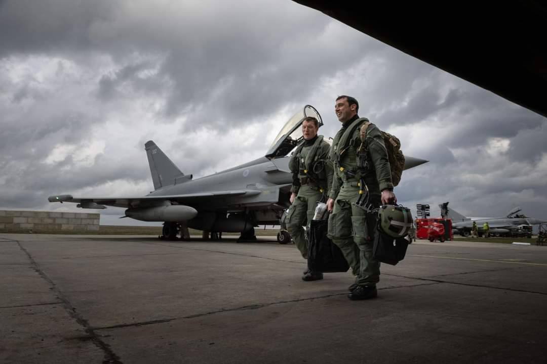 You are currently viewing Aeronave Eurofighter Typhoon ale Forțelor Aeriene Regale Britanice au aterizat la Mihail Kogălniceanu