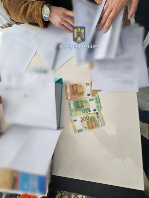 Read more about the article VIDEO: Percheziții domiciliare la persoane bănuite de comiterea infracțiunilor de obținerea ilegală de fonduri, fals în înscrisuri, abuz în serviciu, înșelăciune și fals intelectual