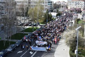 Read more about the article PESTE 1.500 DE TINERI AU PARTICIPAT LA TÂRGOVIȘTE, LA CEA DE-A XIV-A EDIȚIE A MARȘULUI PENTRU VIAȚĂ