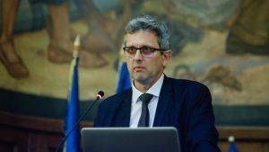 Read more about the article Economistul șef al BNR: Nu vă mai așteptați să vă crească nivelul de trai, deja trăiți cu mult peste posibilități