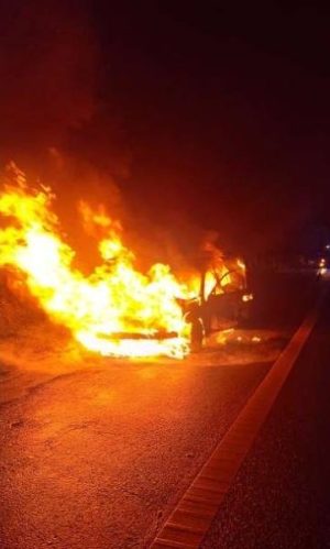 Read more about the article Un autoturism a luat foc în mers pe autostrada A1 și a ars complet