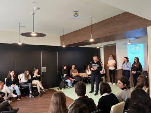 Read more about the article Polițiștii dâmbovițeni au discutat cu tinerii la ”Cafeneaua prevenirii”