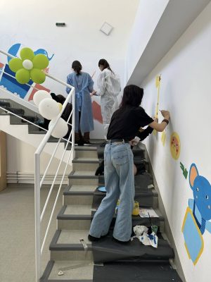 Read more about the article Elevi ai Liceului „Bălașa Doamna” au adus o pată de culoare noii clădiri a grădiniței nr. 2 din Târgoviște