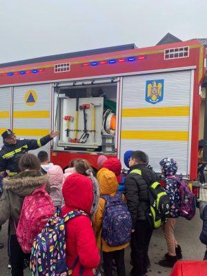 Read more about the article Pompierii găeșteni au desfășurat astăzi acțiuni informative, la școlile gimnaziale din Gura Foii și Mogoșani