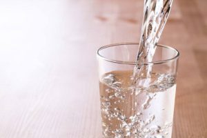 Read more about the article Lege: Restaurantele, terasele și cantinele obligate să ofere gratis apă potabilă clienților