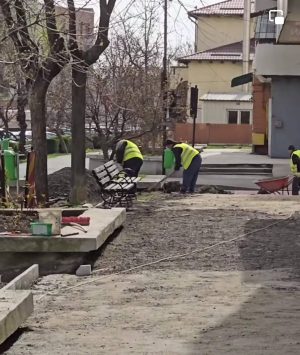 Read more about the article A început reabilitarea trotuarelor de pe Calea București, din zona blocurilor „O”