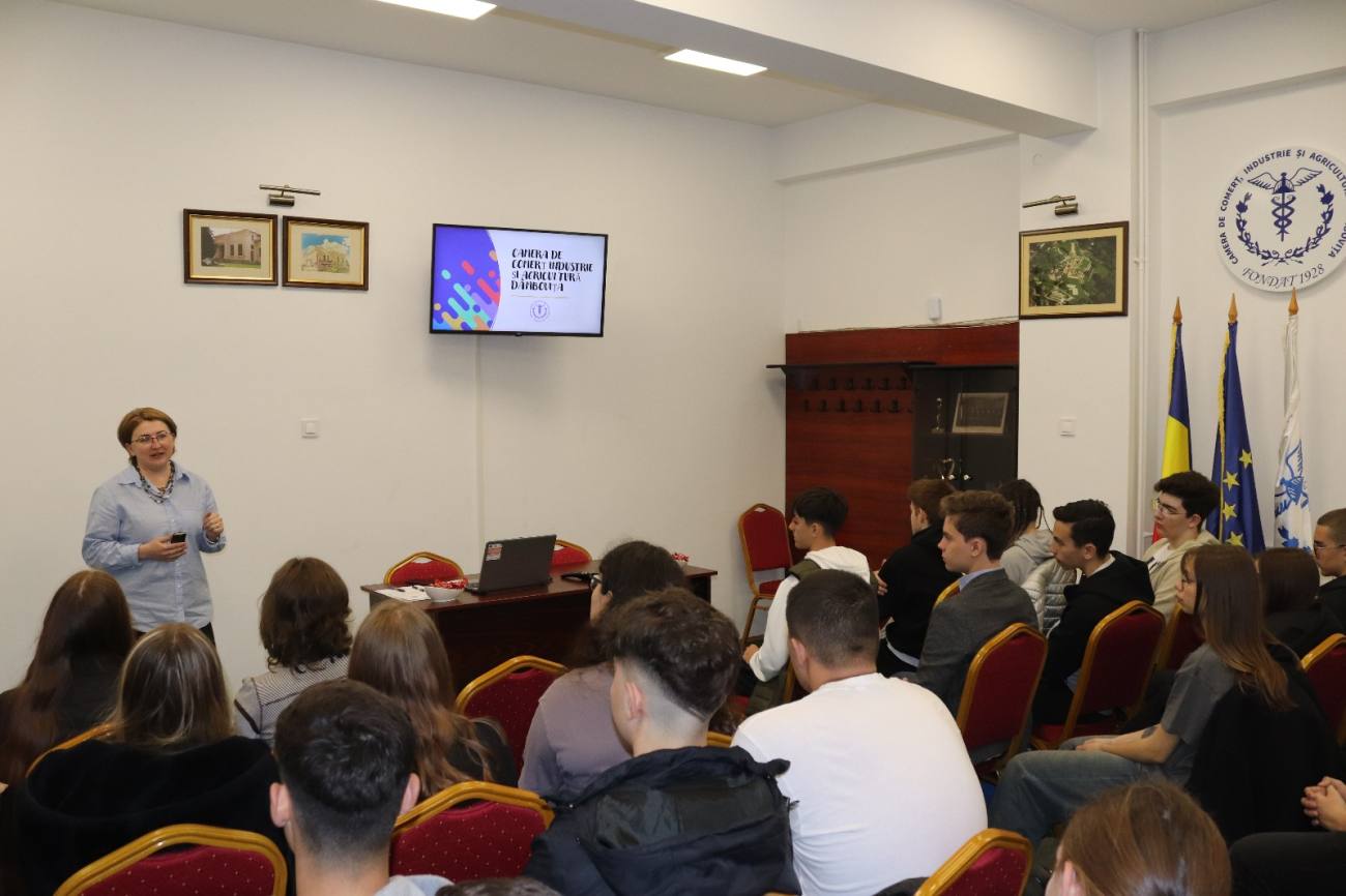 You are currently viewing Elevi ai Colegiului Economic „Ion Ghica”, în vizită la CCIA Dâmbovița