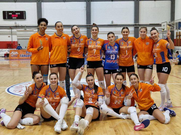 You are currently viewing Voleibalistele de la CSM Târgoviște, succes important cu Rapid București, în meciul doi din finala mică a campionatului