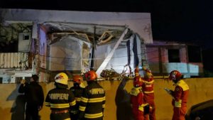 Read more about the article Un mort și mai mulți răniți, în urma unei explozii într-un bloc de locuințe din Craiova