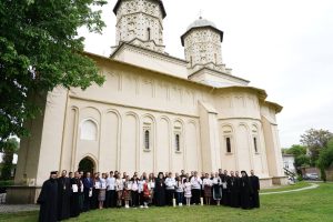 Read more about the article MITROPOLITUL NIFON A PREMIAT PE TINERII PARTICIPANȚI LA ETAPA EPARHIALĂ A CONCURSULUI NAȚIONAL CATEHETIC „HRISTOS – CUVÂNTUL CARE VINDECĂ”