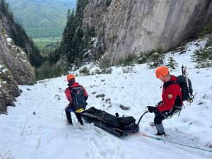 Read more about the article Salvamontiștii din Zărnești, intervenție pentru recuperarea trupului unei persoane decedate, căzută de la peste 400m