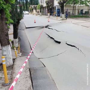 Read more about the article O stradă din Slănic, județul Prahova, s-a prăbușit. Zeci de persoane care locuiau în zonă au fost evacuate