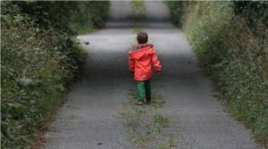 Read more about the article Un copil de 3 ani a ieșit singur dintr-un apartament pe o stradă din Găești! Polițiștii l-au găsit și l-au încredințat mamei!