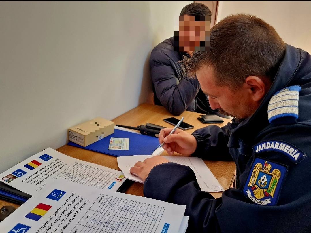 You are currently viewing Doi bărbați care pretindeau că sunt surdomuți și cereau bani trecătorilor, depistați de jandarmii dâmbovițeni