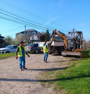 Read more about the article La Brănești se lucrează la drumul de acces și parcarea ce deservesc baza sportivă multifuncțională