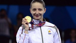 Read more about the article Scrimera Ana-Maria Brânză va purta flacăra olimpică la sosirea acesteia în Franţa, pe 9 mai