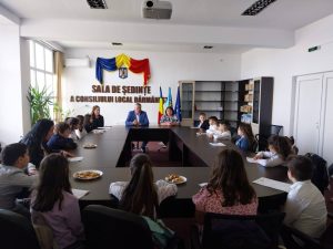 Read more about the article Elevi din Dărmănești au aflat cum este să fii primar pentru o zi