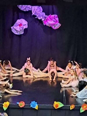 Read more about the article Spectacolul „Flori de Florii” a încântat publicul, la Centrul Cultural European Pucioasa