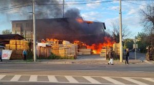 Read more about the article Incendiu violent în Sectorul 1 la un spațiu de depozitare