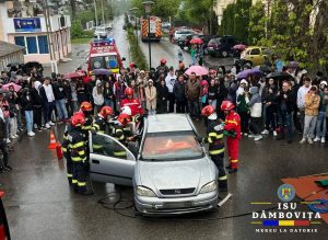 Read more about the article Exerciții de simulare a intervenției în caz de cutremur, pentru elevii din Găești și Șelaru