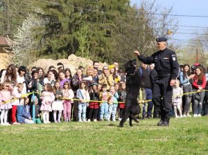Read more about the article Sute de copii au participat, astăzi, la „Ziua porților deschise”, la Inspectoratul de Jandarmi Dâmbovița